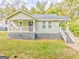 view of front of home featuring a front yard and covered porch