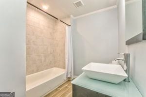 bathroom featuring sink and a tile shower