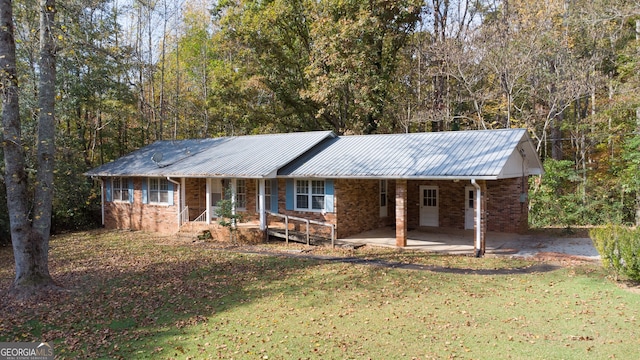 ranch-style home featuring a porch and a front lawn