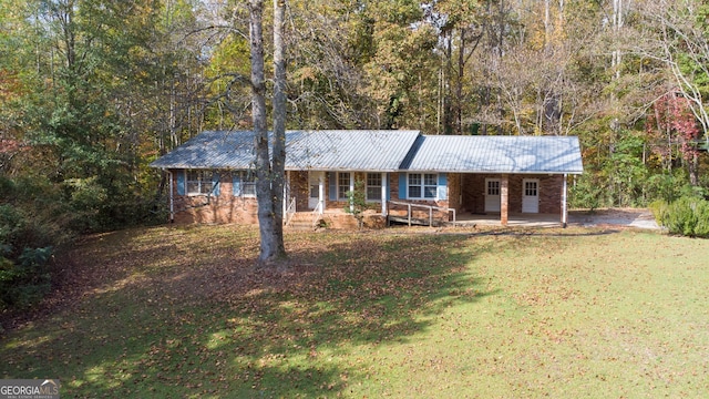 single story home featuring a porch and a front lawn