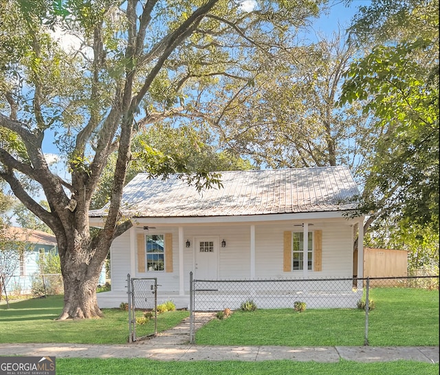 view of front of house featuring a porch and a front yard