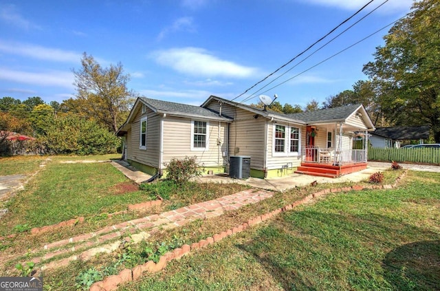 view of front of property featuring cooling unit and a front yard