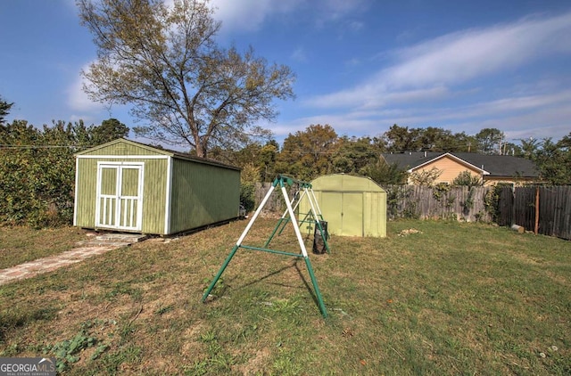 view of yard featuring a storage unit