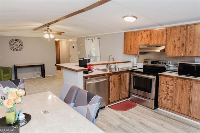 kitchen with tasteful backsplash, ceiling fan, appliances with stainless steel finishes, light hardwood / wood-style floors, and sink