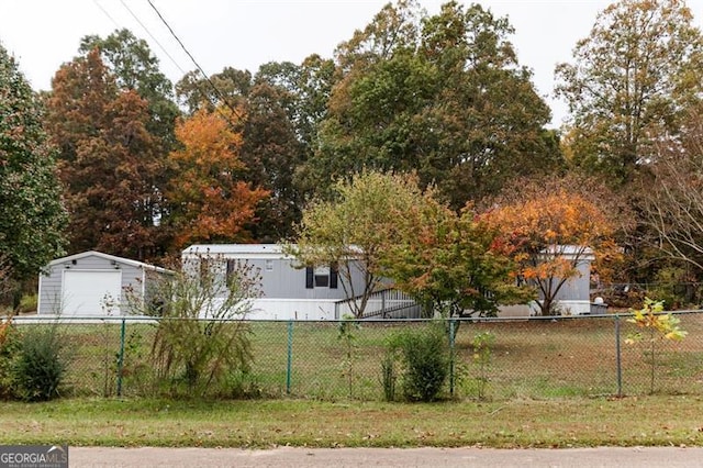 view of yard with an outbuilding