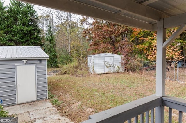 view of yard with a storage shed