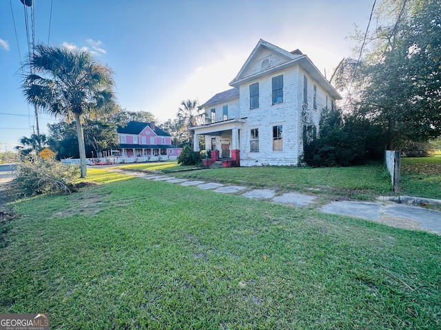 view of front of property with a front yard