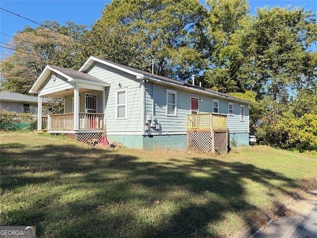 view of front facade featuring a porch and a front yard