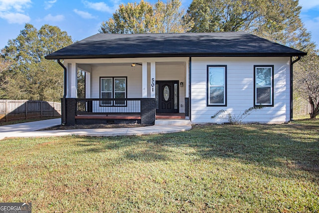 view of front facade with a front lawn and covered porch