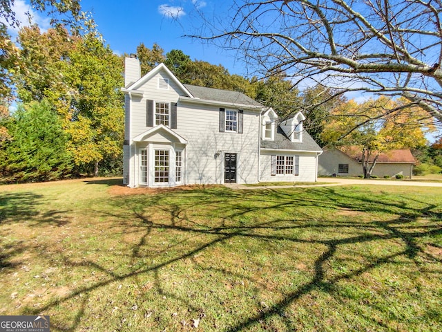 view of front of property featuring a front lawn