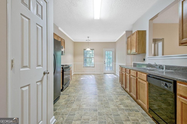 kitchen featuring sink, black appliances, crown molding, decorative light fixtures, and a textured ceiling