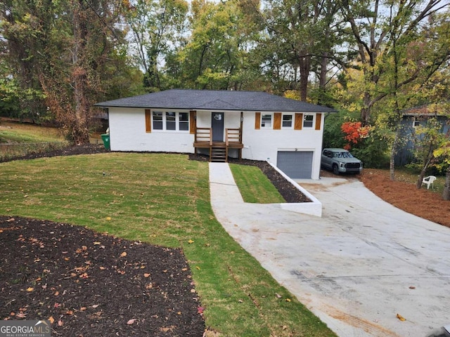 view of front of home featuring a front yard and a garage