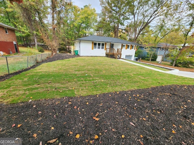 single story home with a front lawn