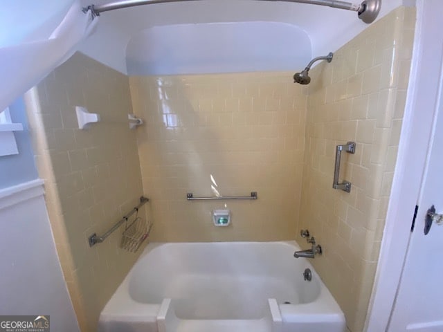 bathroom with tiled shower / bath combo