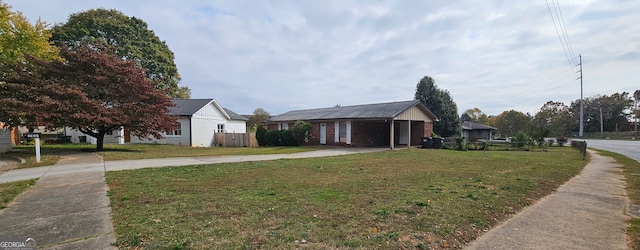 view of front of house featuring a front lawn