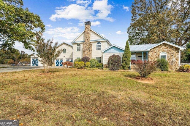 view of front facade featuring a front yard