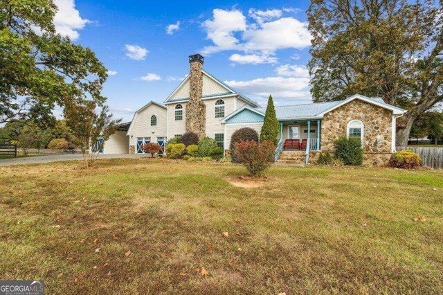 view of front of house with a front lawn and a garage