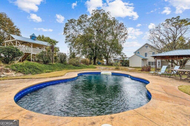 view of swimming pool featuring a patio