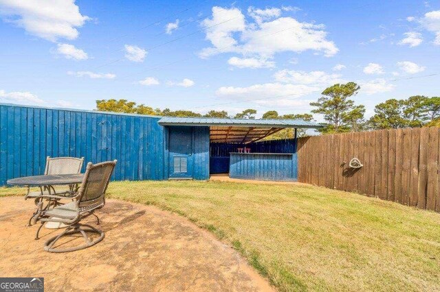 view of yard with an outdoor structure