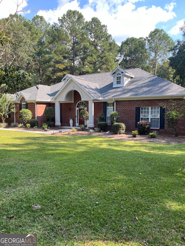 view of front facade featuring a front lawn