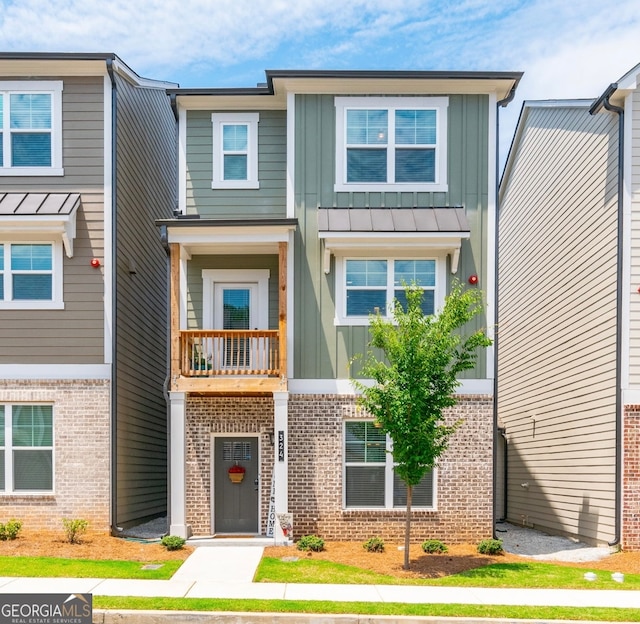 townhome / multi-family property featuring a balcony