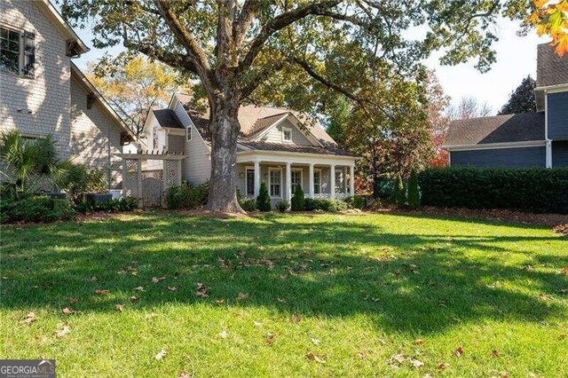 view of front of house with a front lawn