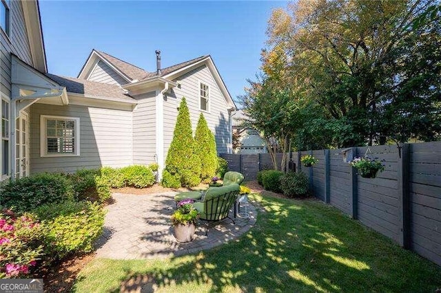 view of yard featuring a patio