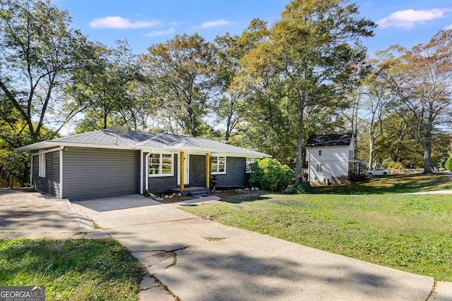 ranch-style home featuring a front lawn