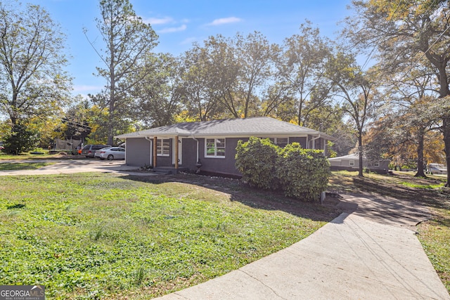 view of front of home featuring a front yard