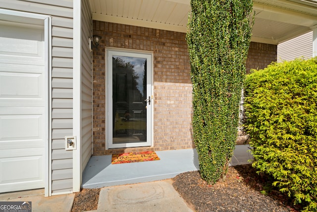 entrance to property featuring covered porch