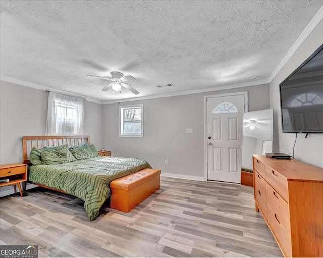 bedroom with crown molding, a textured ceiling, light wood-type flooring, and ceiling fan