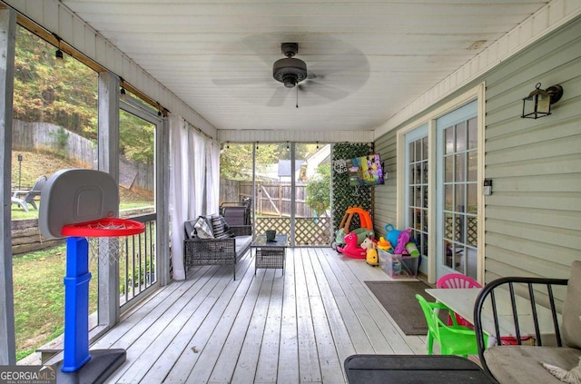 sunroom featuring ceiling fan