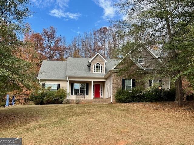 front of property with a front lawn