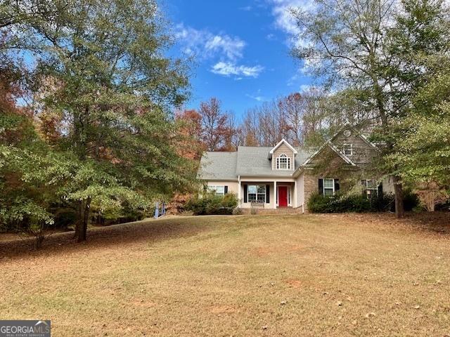 view of front of house featuring a porch and a front yard