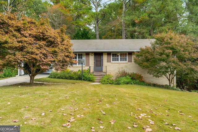 view of front facade featuring a front yard