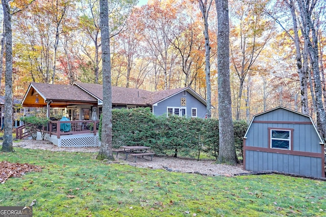 view of yard featuring a storage shed