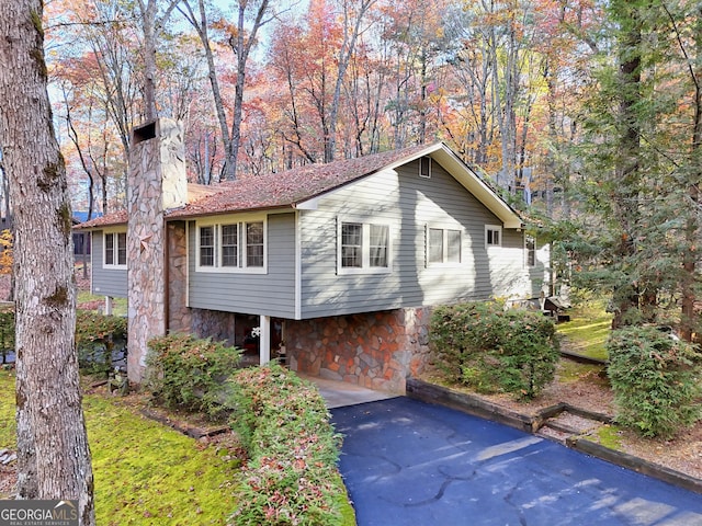 view of front of property featuring a carport