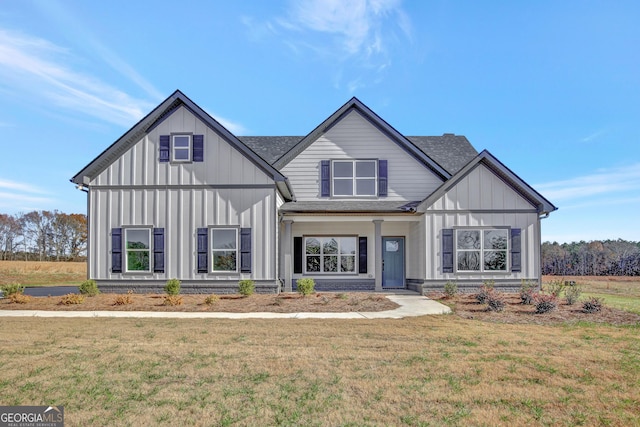 view of front facade with a front lawn