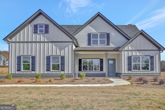 view of front of property with a front yard