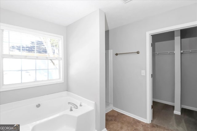 bathroom featuring a textured ceiling and a washtub