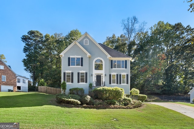 view of front of property featuring a front lawn