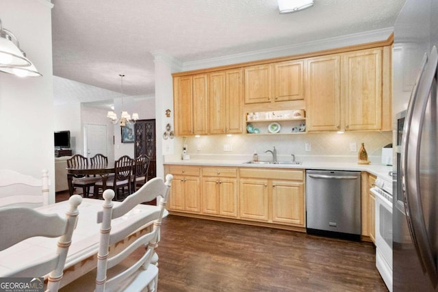 kitchen featuring sink, dark hardwood / wood-style flooring, stainless steel appliances, decorative light fixtures, and an inviting chandelier