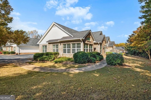 view of front of house featuring a front lawn