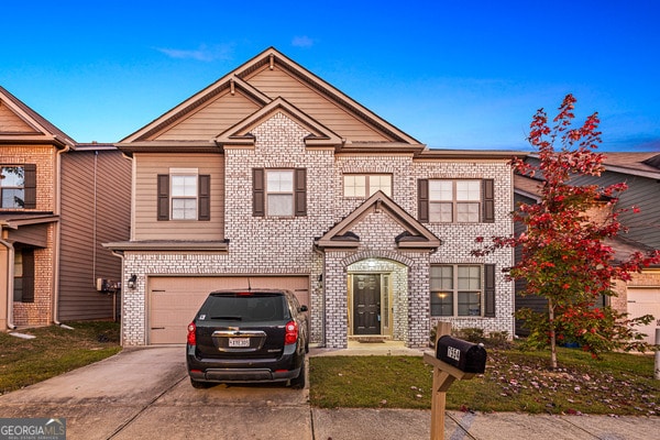 view of front of property featuring a garage