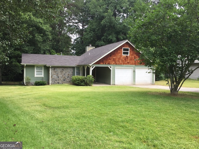 view of front of property featuring a front yard and a garage