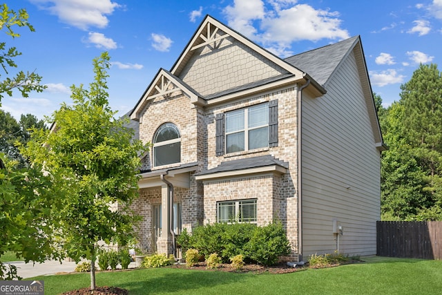 craftsman inspired home featuring a front yard