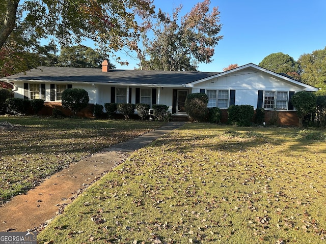 single story home featuring a front lawn