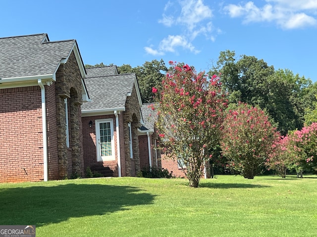 view of side of property featuring a yard