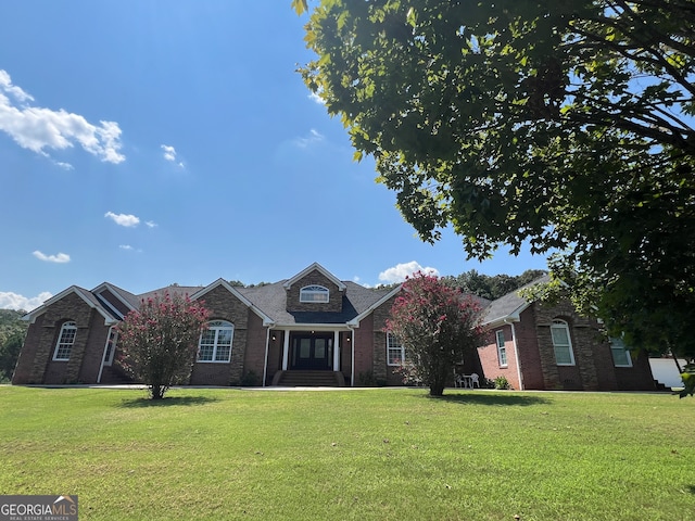 view of front facade featuring a front lawn