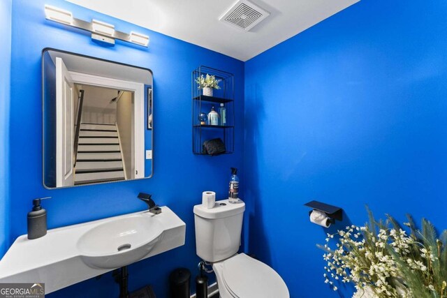 bathroom featuring toilet and sink